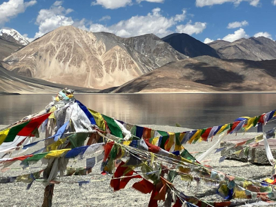 Himalaya mit farbigen Gebetsfahnen im Vordergrund