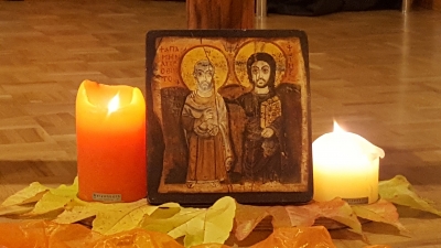 Zwei Kerzen mit einem Bild, das Jesus als begleitenden Freund zeigt