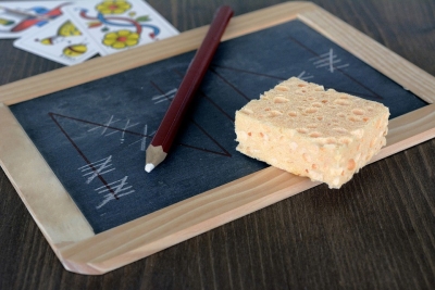 Schiefertafel mit Schwamm, Stift und Jasskarten