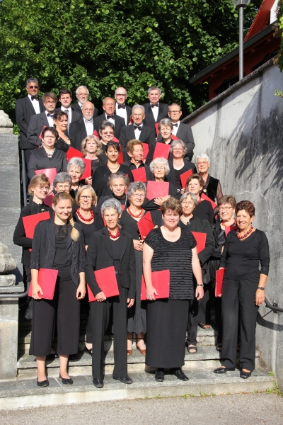 Der Kirchenchor auf der Treppe vor der Kirche Niederscherli