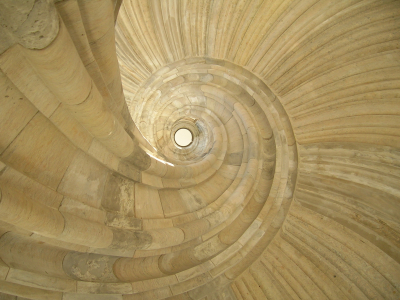 Mitten im Wirbel - sich spiralförmig windende Architektur