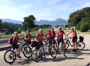 Gruppenbild Velofahrer mit Thömus Leibchen