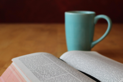 Tasse und Bibel