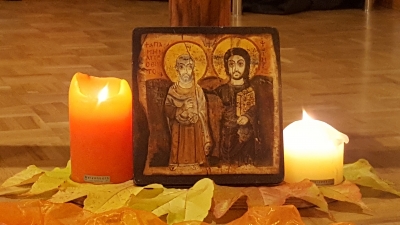 Zwei Kerzen mit einem Bild, das Jesus als begleitenden Freund zeigt
