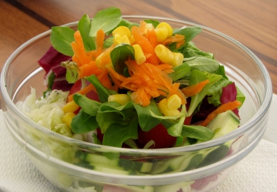 Bunter Salat in einer Glasschüssel