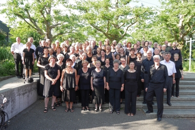 Versammelter ThomasChor auf der Kirchentreppe