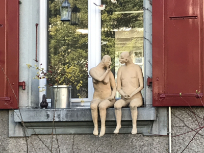 Sprechende Figuren auf einem Fenstersims