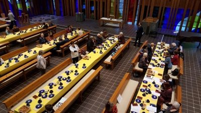 Tische und Tühle mit Gedeck zum Frühstücken in der Thomaskirche Liebefeld