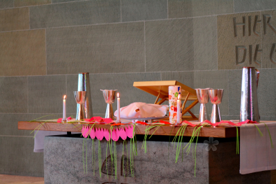 Kirchenraum Stephanuskirche Spiegel mit Farbspiel des Hofmann-Glasfensterss