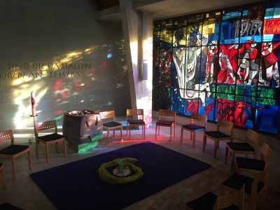 Kirchenraum Stephanuskirche Spiegel mit Farbspiel des Hofmann-Glasfensterss