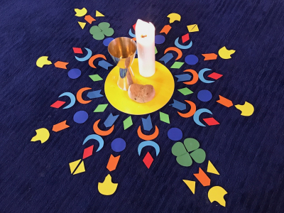 Kirchenraum Stephanuskirche Spiegel mit Farbspiel des Hofmann-Glasfensterss