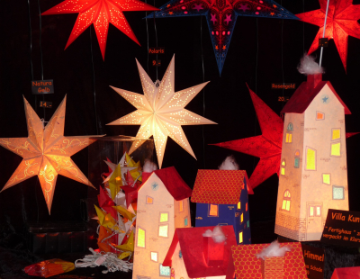 Adventsstimmung mit leuchtenden Sternen und Häusern