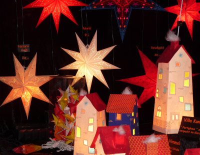 Adventsstimmung mit leuchtenden Sternen und Häusern