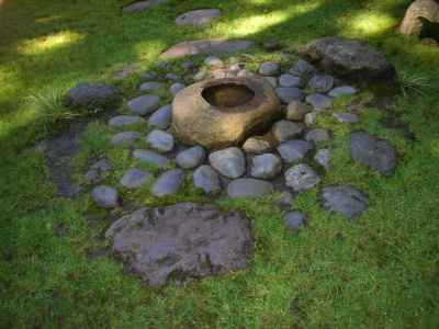 Steine im Kreis aufgelegt im japanischen Garten