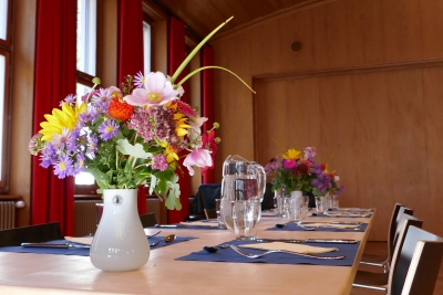 Bunter Blumenstrauss auf dem gedeckten Zvieri-Tisch