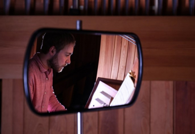 Elie Jolliet am Orgelspielen