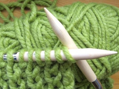 Wolle und Stricknadeln