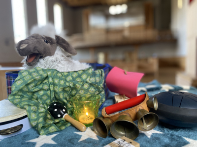 Kreativer Spielkoffer in der Kirche