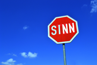 Stopp-Tafel mit der Beschriftung SINN